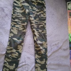 Cute green camouflage leggings